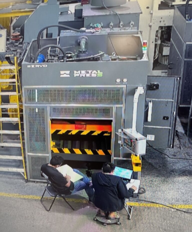 fabricación de prensa servo-hidráulica de 4 columnas