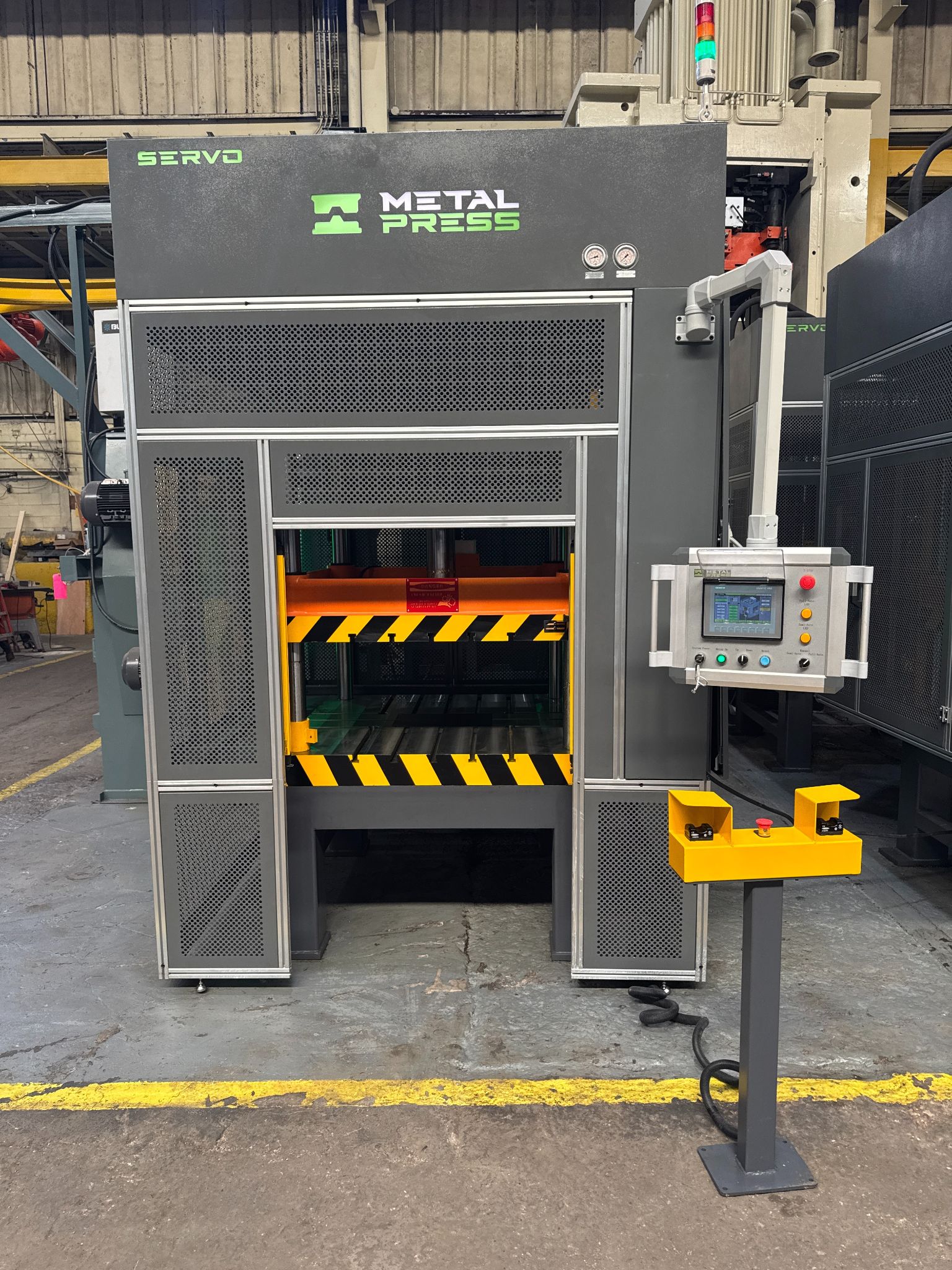 fabricación de prensa servo-hidráulica de 4 columnas