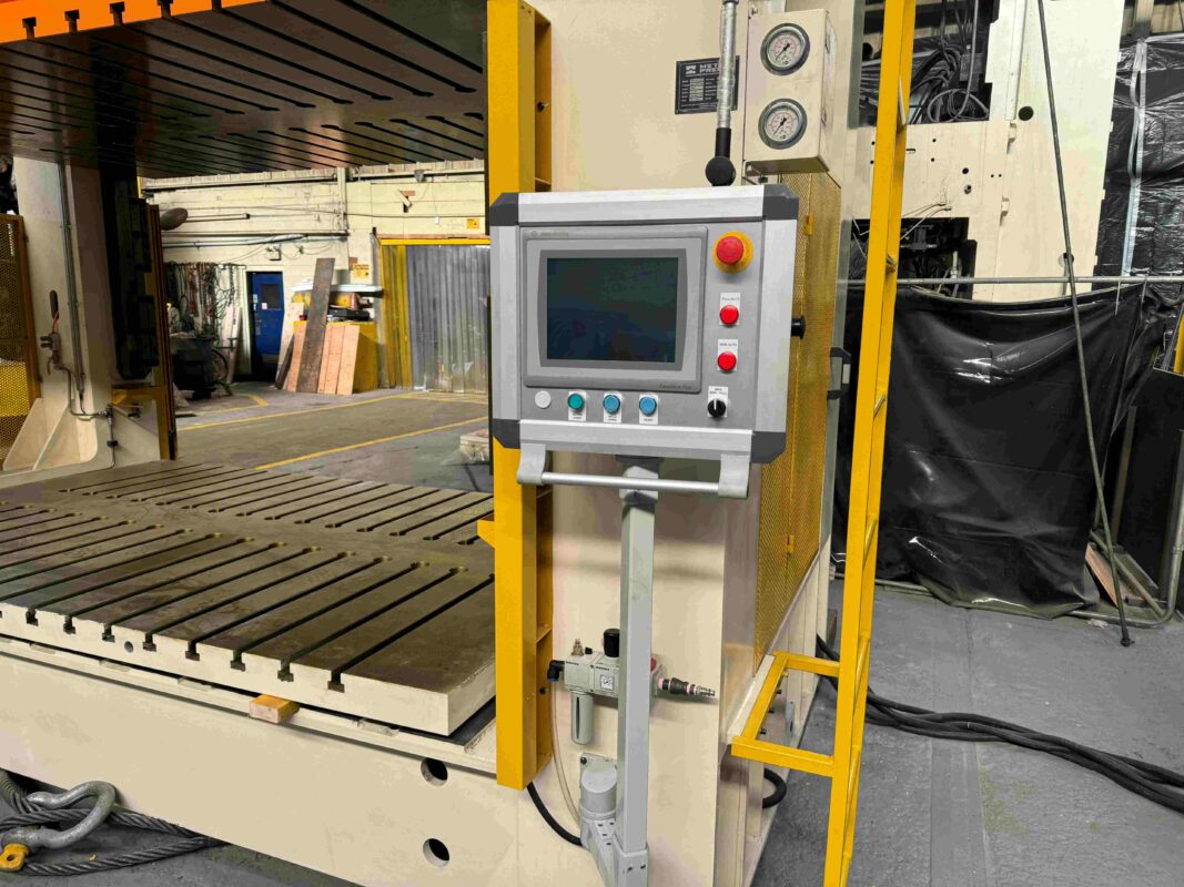 PRENSA HIDRÁULICA CON MOTOR SERVO DE COLUMNA RECTA