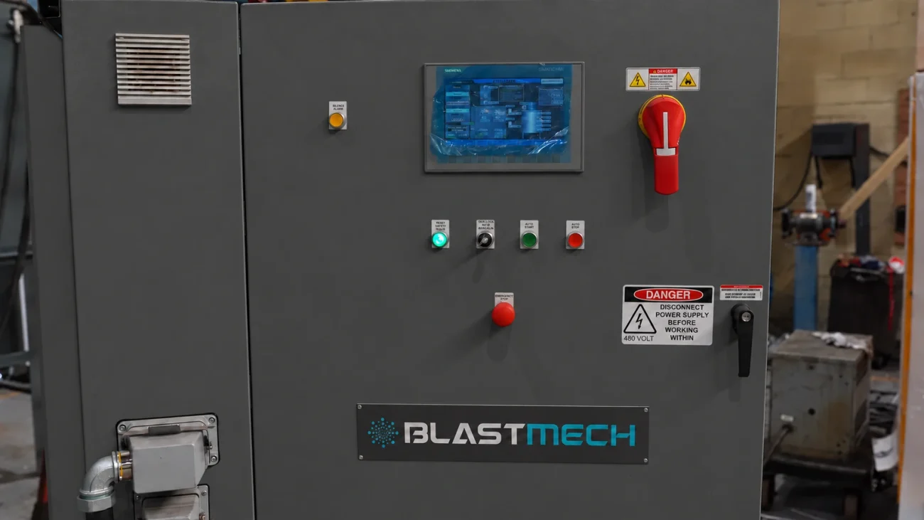 BlastMech HMI y controles físicos en el gabinete de control de carbón oscuro