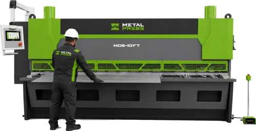 Operador posicionando chapa en una cizalla guillotina MetalPress Titan Class MGS