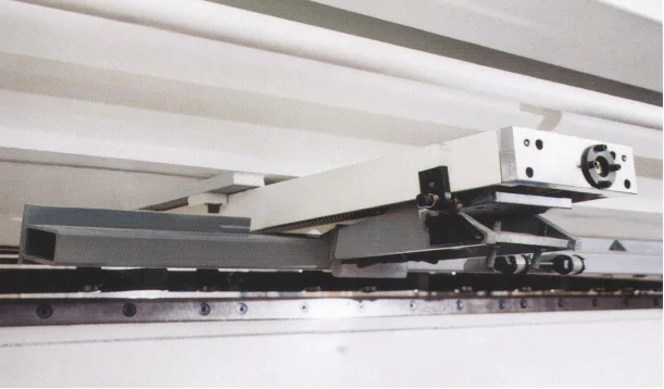Automatic backgauge swing-up mechanism for longer shear workpieces